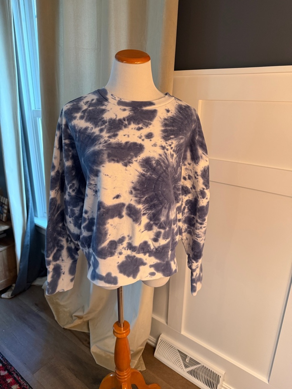 Old Navy Navy and White Tie-Dye Cropped Sweatshirt
